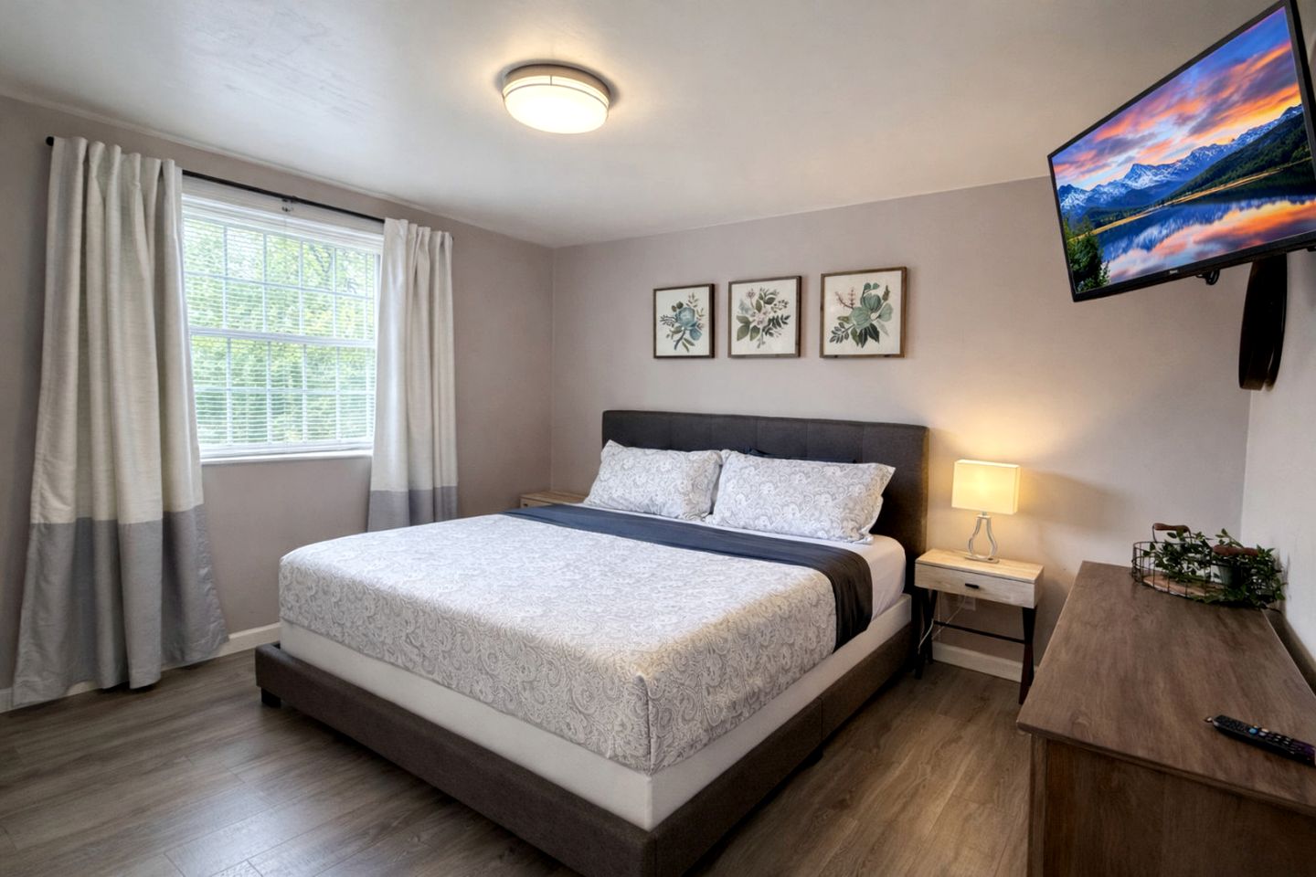 Splendid Cabin with Fire it and Backyard in NC