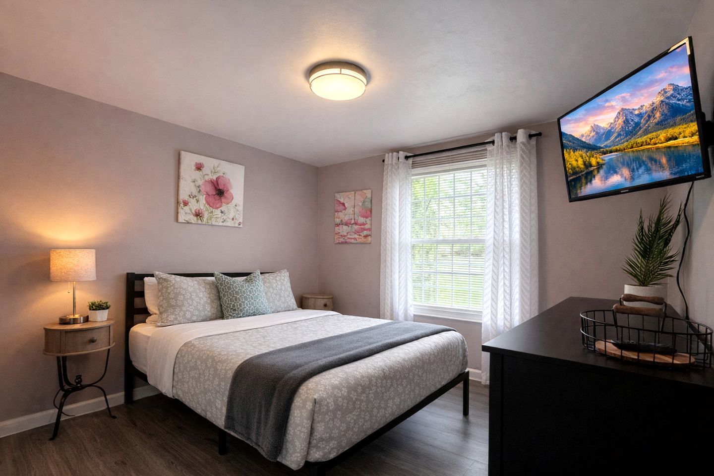 Splendid Cabin with Fire it and Backyard in NC