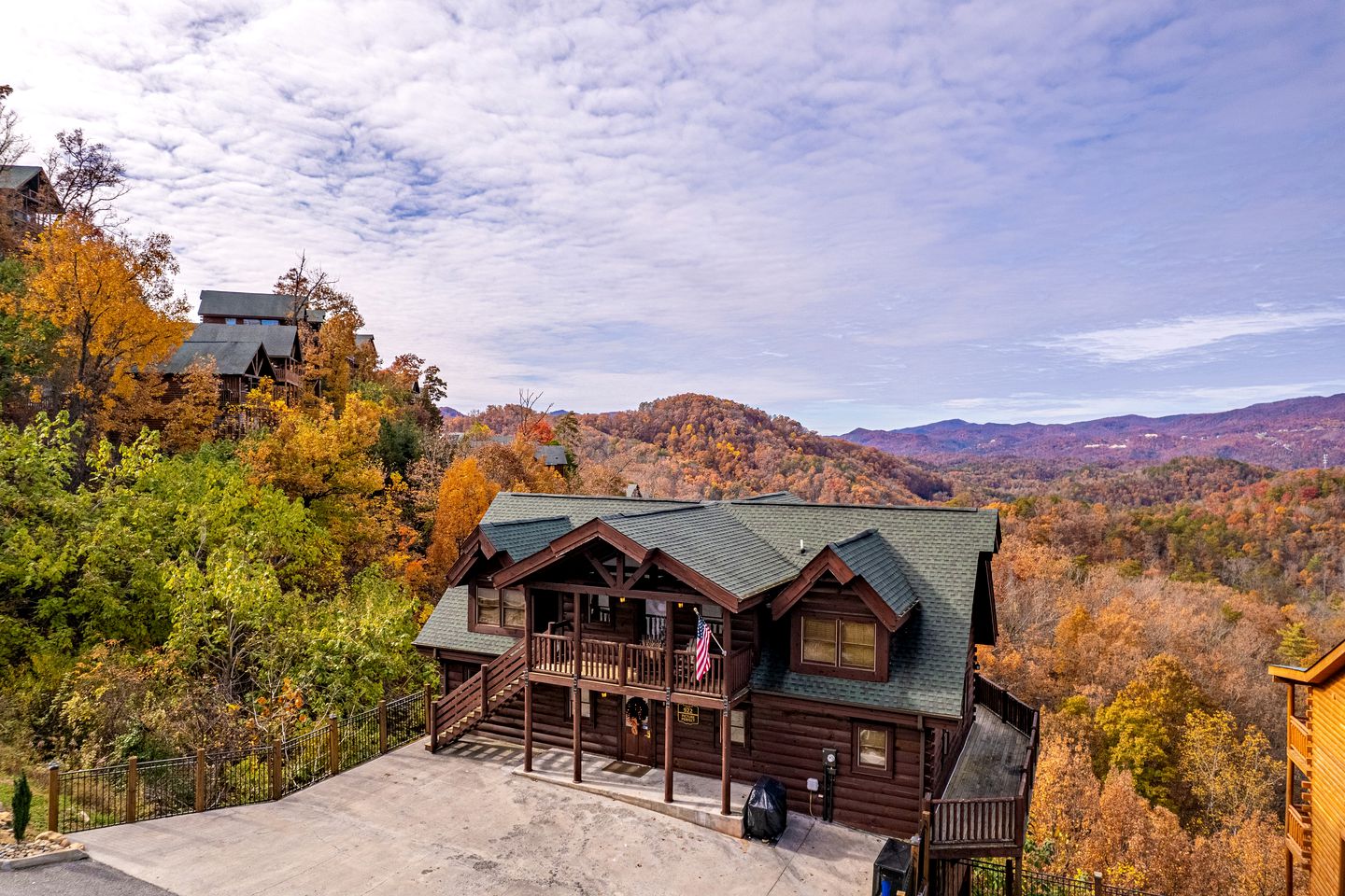 Enormous Group Cabin with Jacuzzi, Game Room and Stunning Views in Sevierville, Tennessee