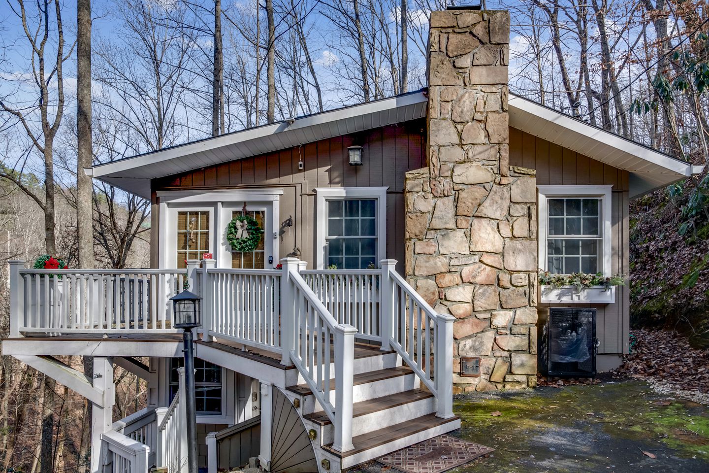 Stunning Cottage with Tennis Court and Hot-tub in Sevierville, Tennessee