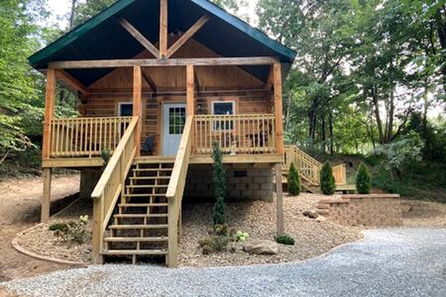 Quaint Cabin with Lofted Interior, Spa and BBQ in Indiana