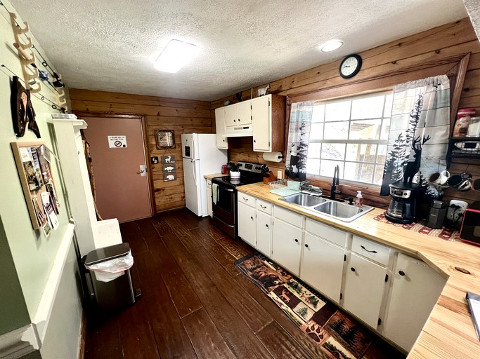 Cabins (United States of America, Traphill, North Carolina)