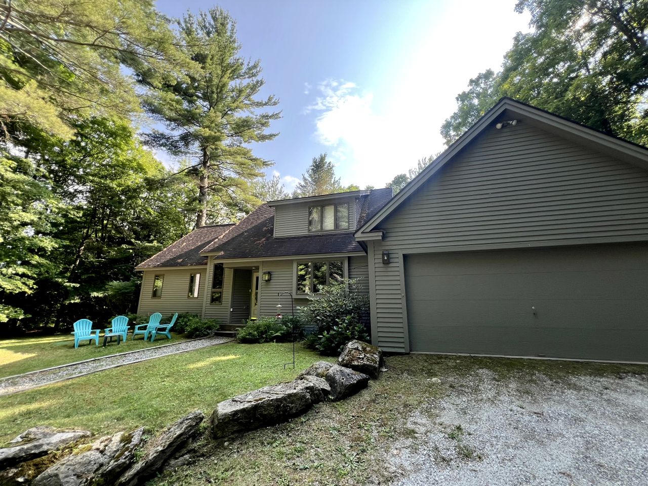 Fantastic Cozy Cabin with Equipped Deck and Jacuzzi in Vermont