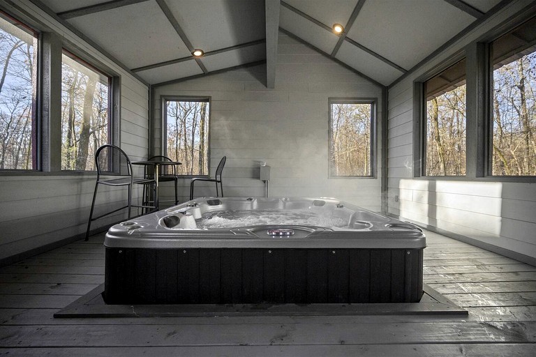Stunning Cabin with Games Perfect for Families in Broken Bow, Oklahoma