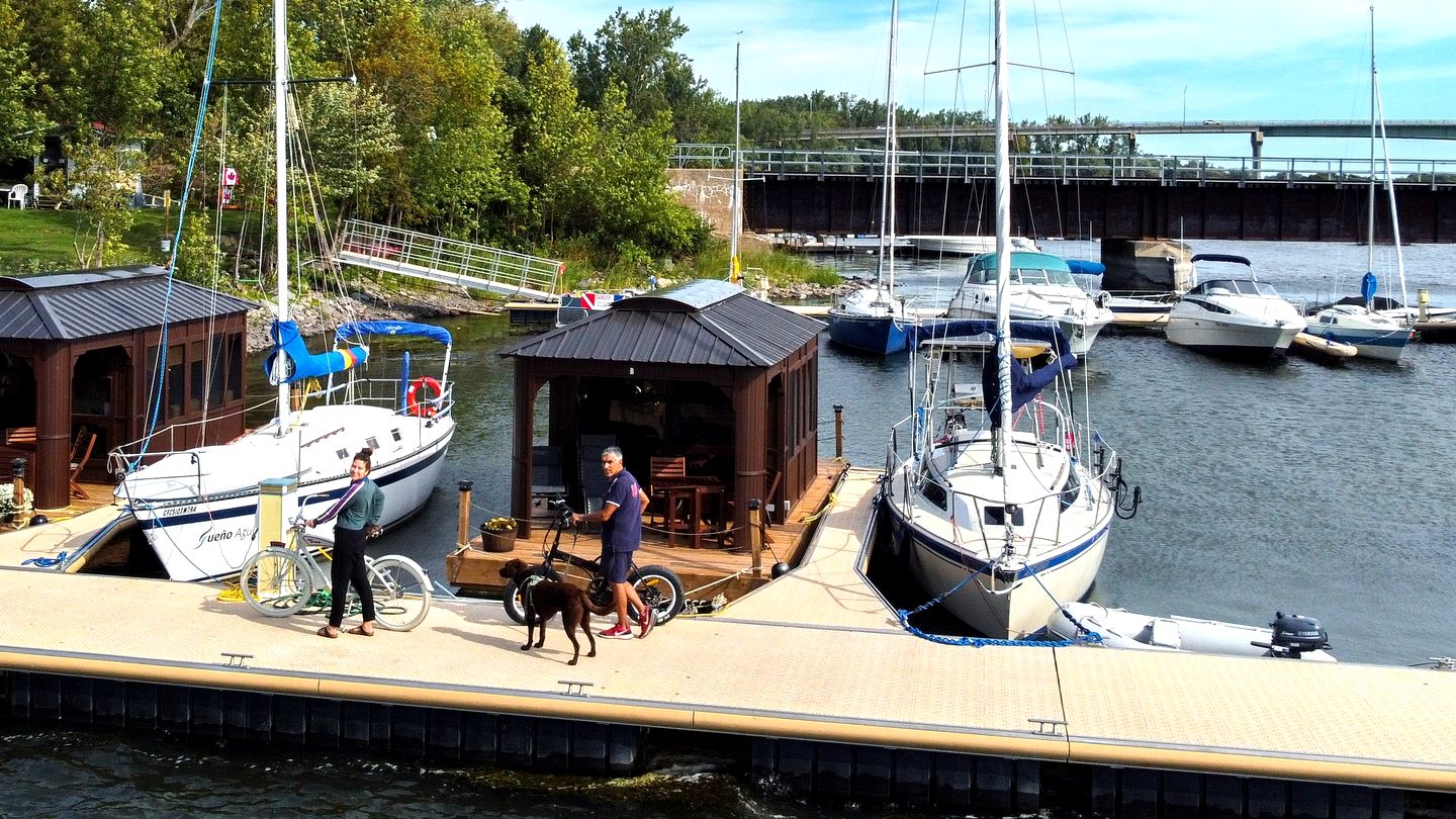 Floating Homes (Canada, Île-aux-Noix,, Quebec)