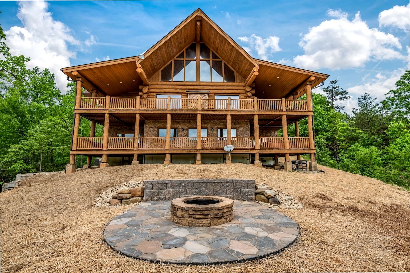 Stunning Secluded Cabin with Fire Pit and Hot-tub in Pittman Center, Tennessee