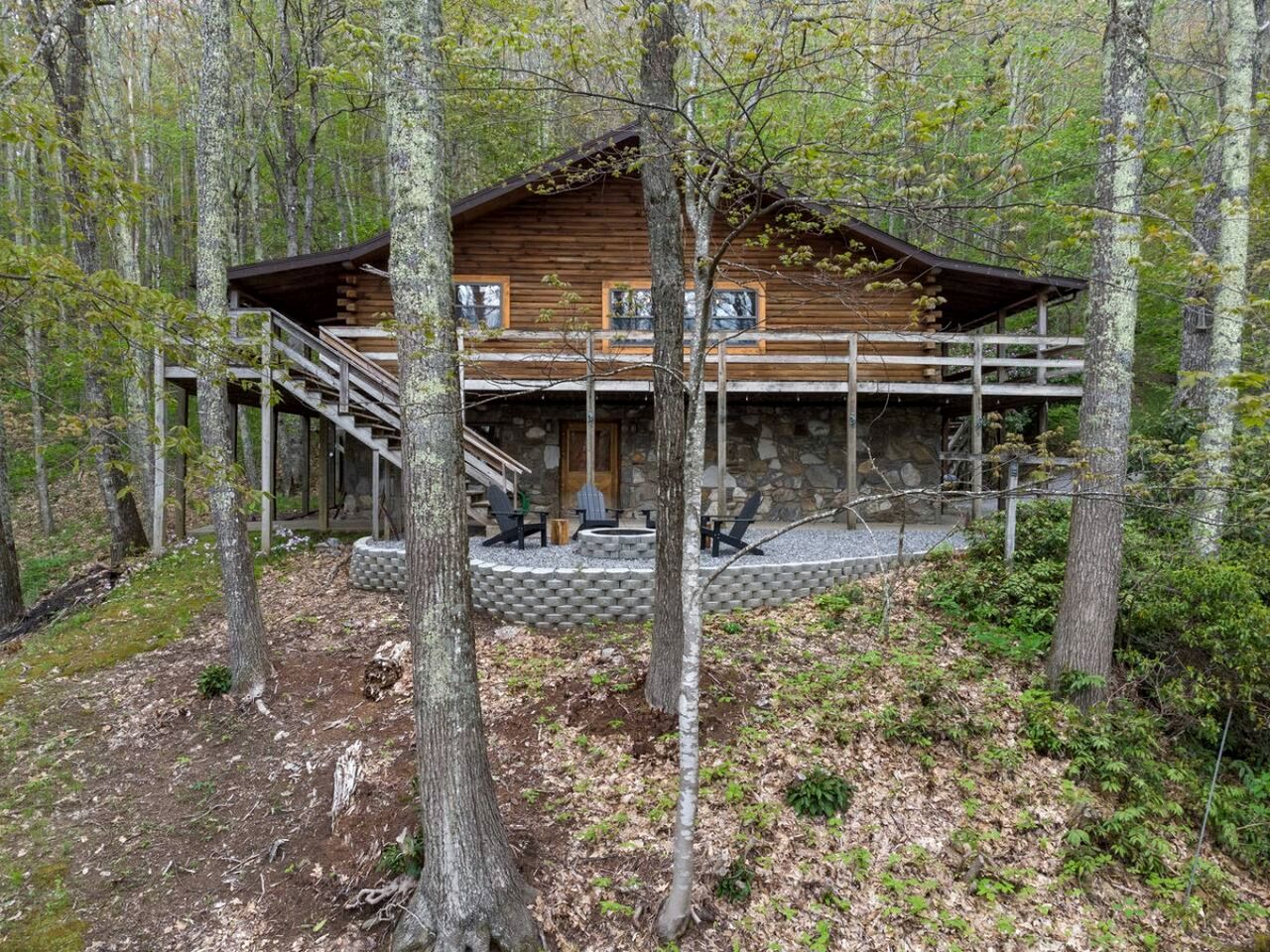 Cozy Group Cabin Surrounded by Nature in North Carolina