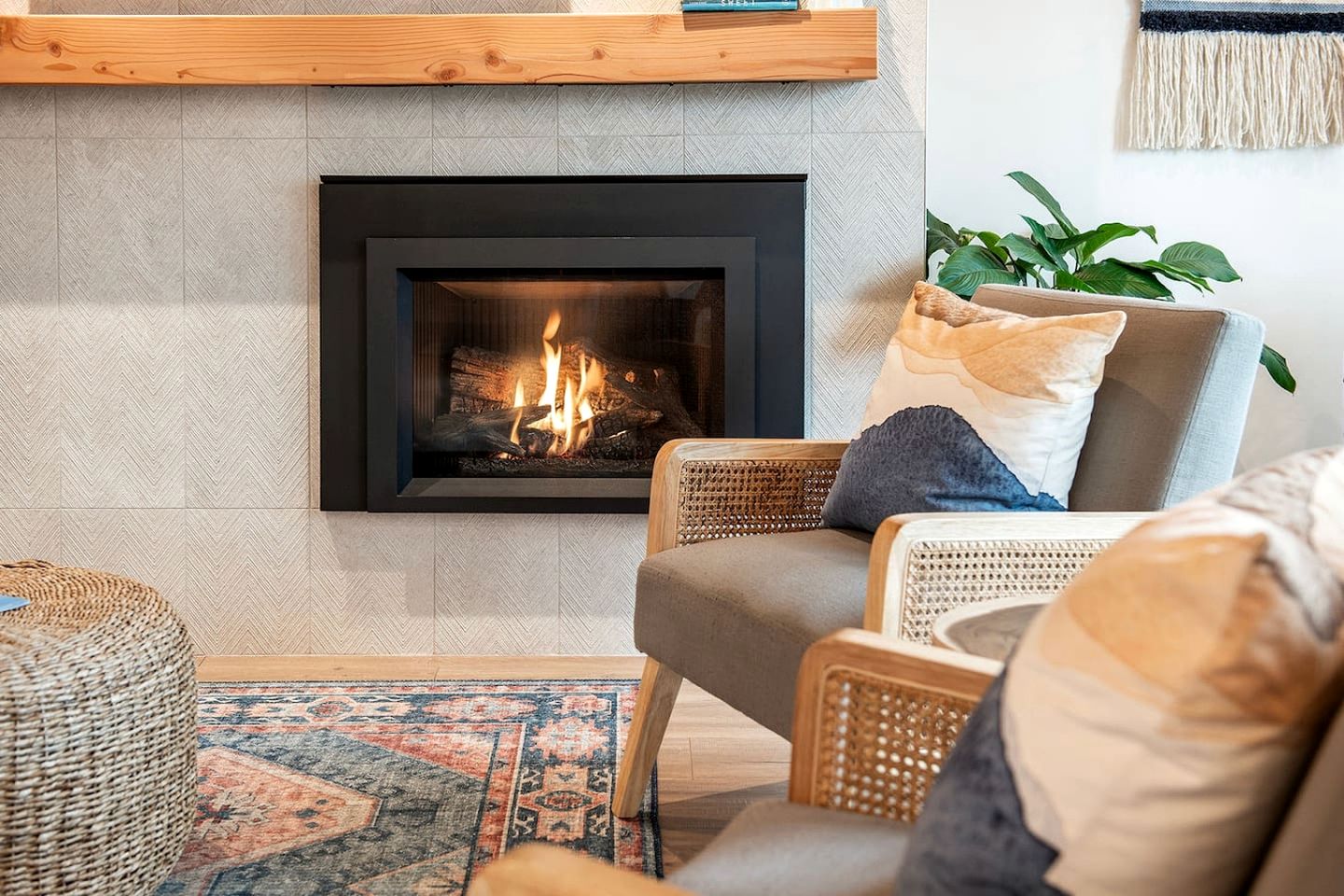 Stylish Oceanfront Retreat with Cedar Sauna and Firepit Dining near Stories Beach in Campbell River, BC