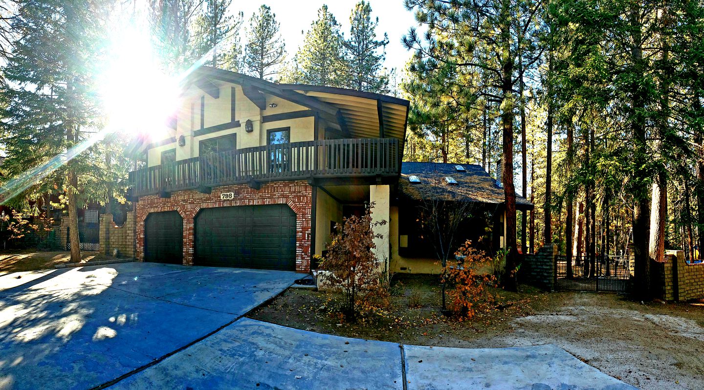 Private Family-Friendly Cottage with Hot-Tub and Games Room, Close to Snow Summit by Bear Lake, California