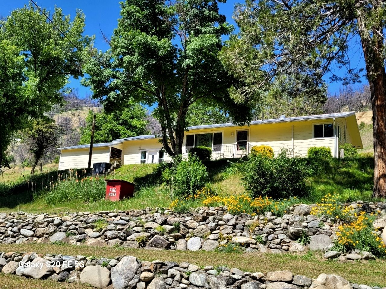 Spacious and Pet-Friendly Sunny Yellow Cabin for a Wonderful Escape by the Trinity River in California