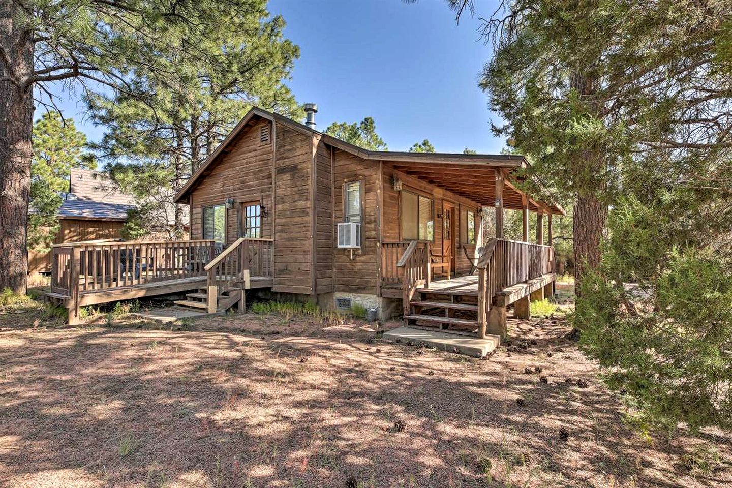 Charming Cabin Surrounded by Trees for a Peaceful Retreat in Heber-Overgaard, Arizona