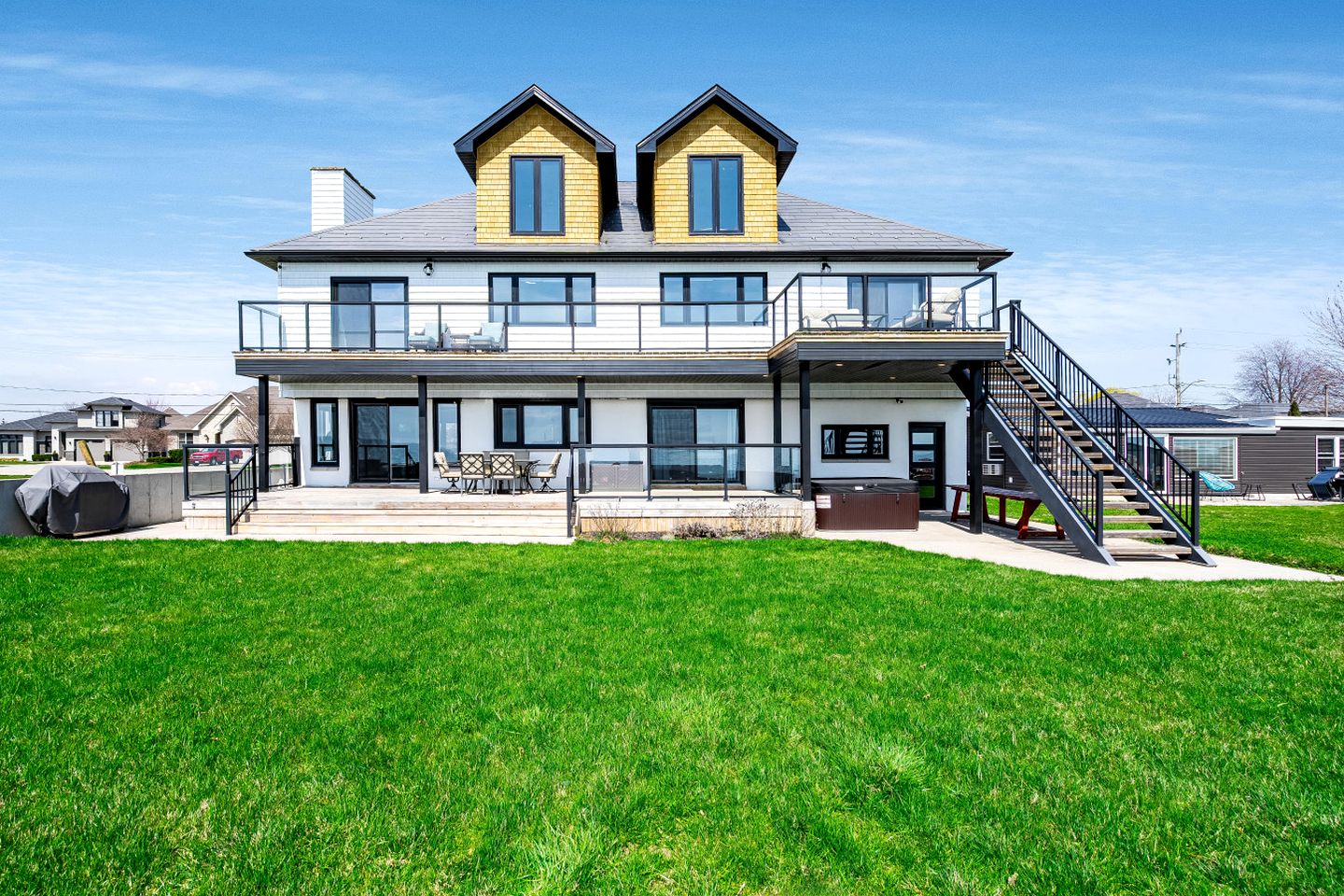 Charming Lakefront Vacation Rental on Lake Erie for a Memorable Family Escape in Leamington, Ontario