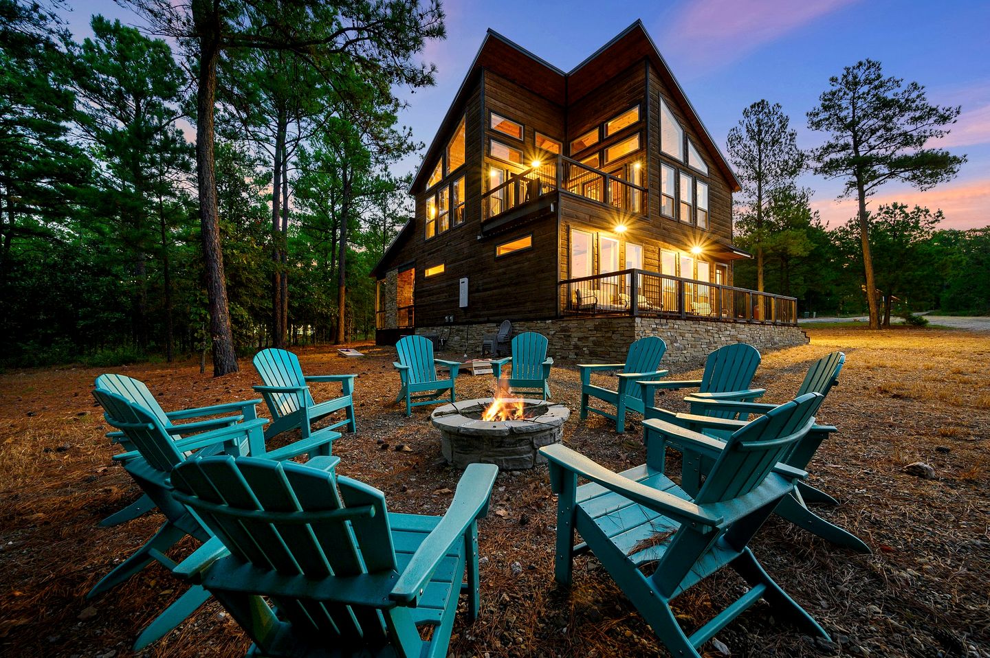 Outstanding Cabin with Fire Pit, Hot-tub and Fireplace in Broken Bow, Oklahoma