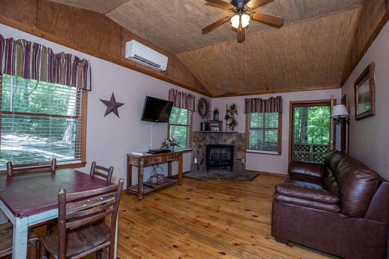 Cabins (United States of America, Spruce Pine, North Carolina)