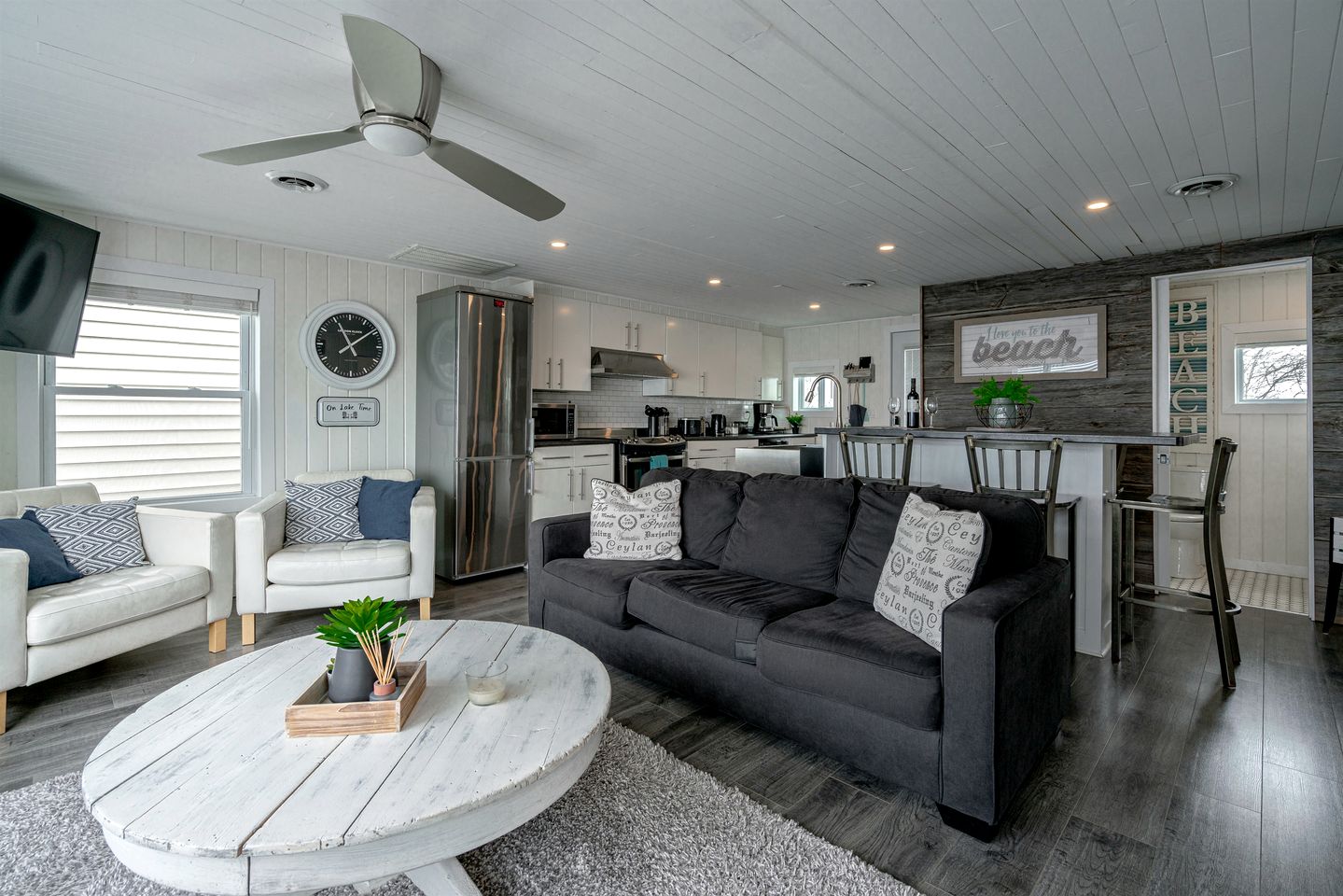 Sweet Beach Rental with Jacuzzi, Deck and Amazing Sunsets in Ontario