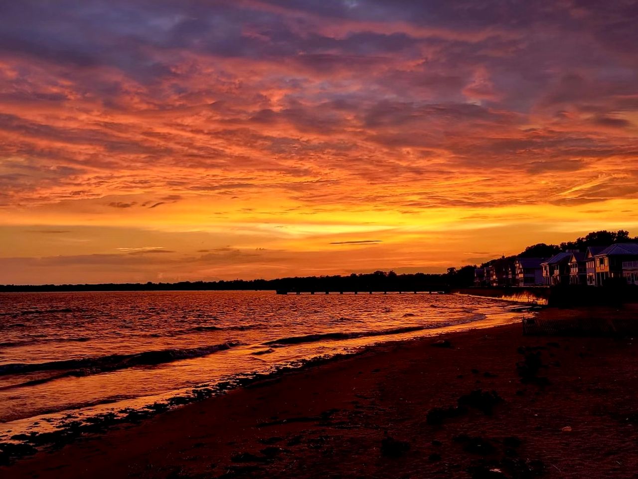 Sweet Beach Rental with Jacuzzi, Deck and Amazing Sunsets in Ontario