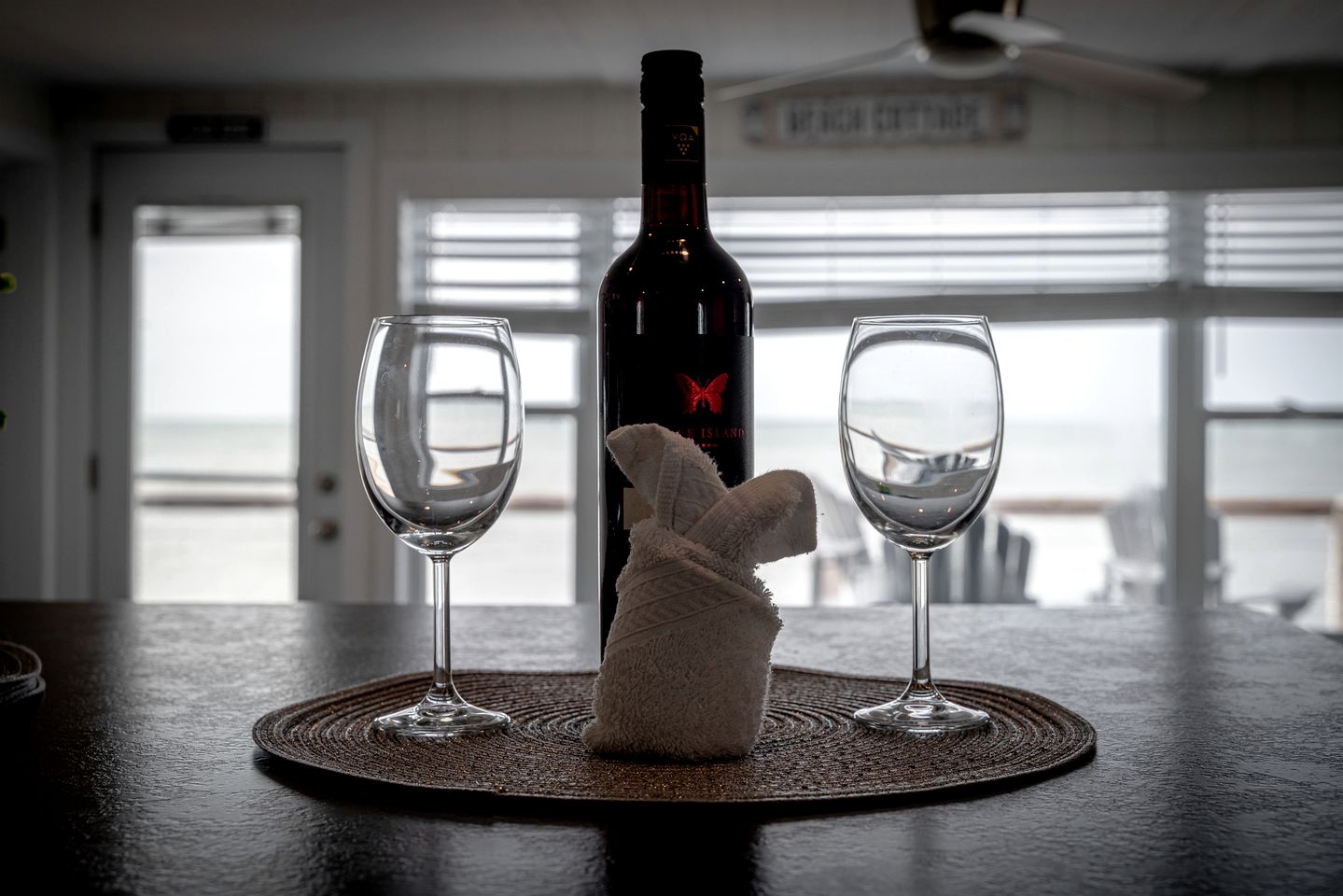 Sweet Beach Rental with Jacuzzi, Deck and Amazing Sunsets in Ontario