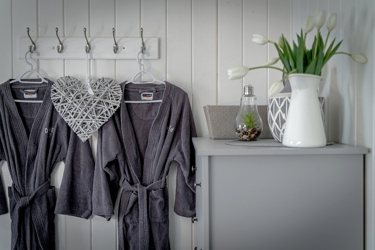 Cabins (Canada, Leamington, Ontario)