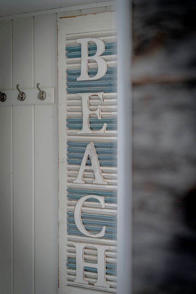 Sweet Beach Rental with Jacuzzi, Deck and Amazing Sunsets in Ontario