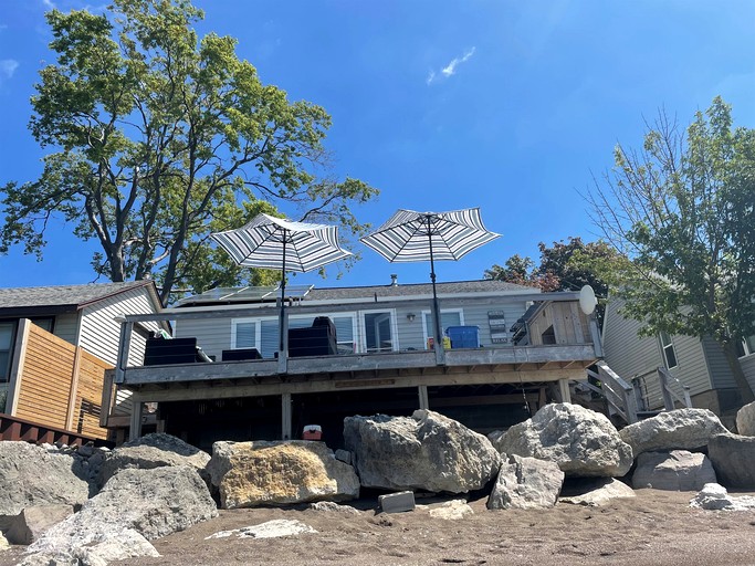 Cabins (Canada, Leamington, Ontario)