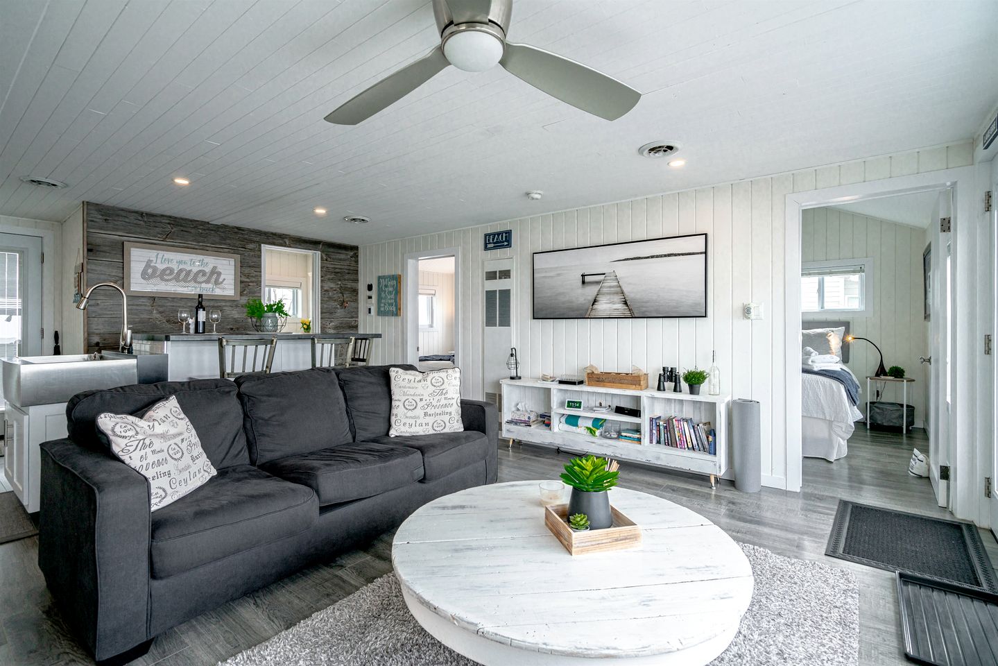 Sweet Beach Rental with Jacuzzi, Deck and Amazing Sunsets in Ontario