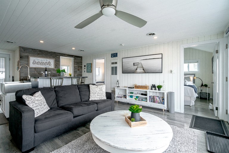 Cabins (Canada, Leamington, Ontario)