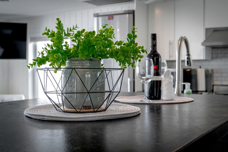 Cabins (Canada, Leamington, Ontario)