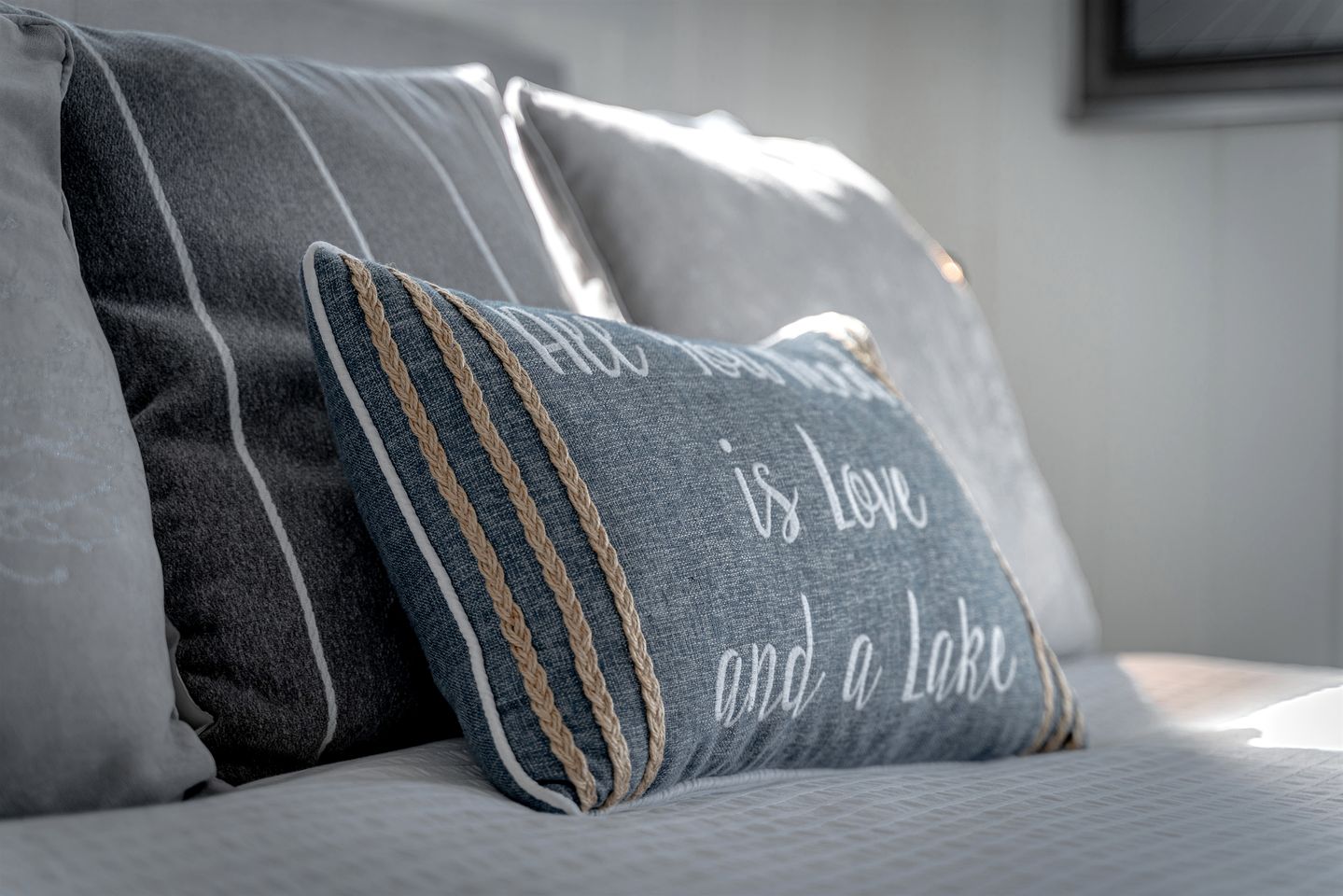 Sweet Beach Rental with Jacuzzi, Deck and Amazing Sunsets in Ontario