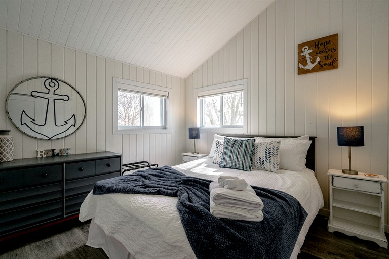 Cabins (Canada, Leamington, Ontario)