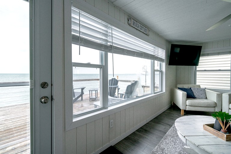 Cabins (Canada, Leamington, Ontario)