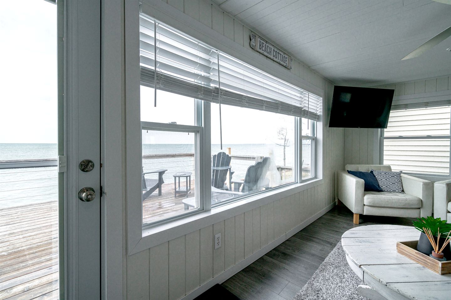 Sweet Beach Rental with Jacuzzi, Deck and Amazing Sunsets in Ontario