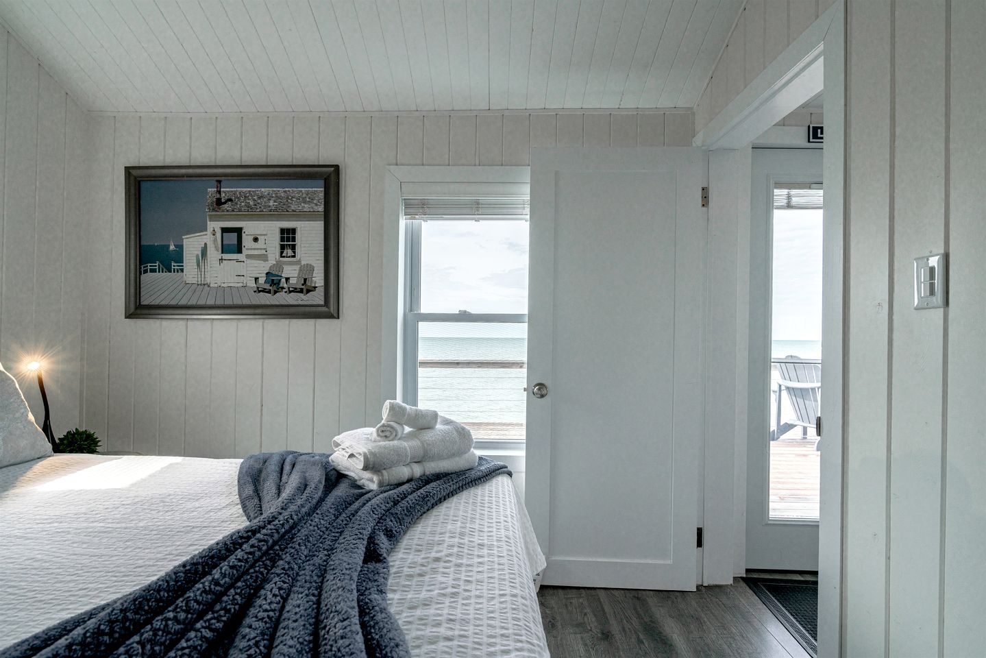 Sweet Beach Rental with Jacuzzi, Deck and Amazing Sunsets in Ontario