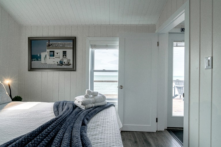 Cabins (Canada, Leamington, Ontario)