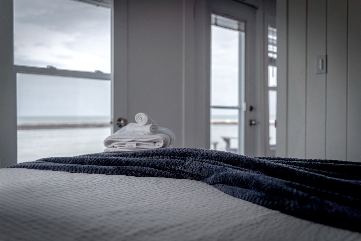 Sweet Beach Rental with Jacuzzi, Deck and Amazing Sunsets in Ontario