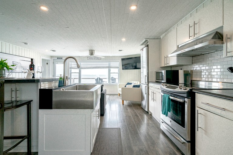 Cabins (Canada, Leamington, Ontario)