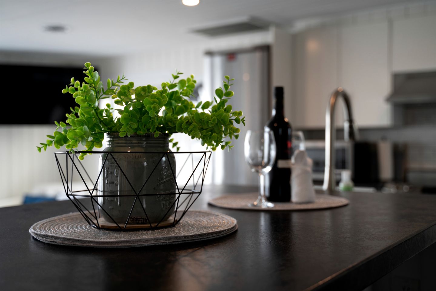 Sweet Beach Rental with Jacuzzi, Deck and Amazing Sunsets in Ontario