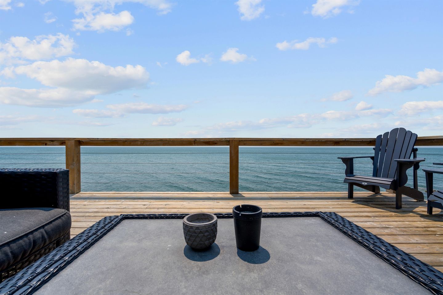 Sweet Beach Rental with Jacuzzi, Deck and Amazing Sunsets in Ontario