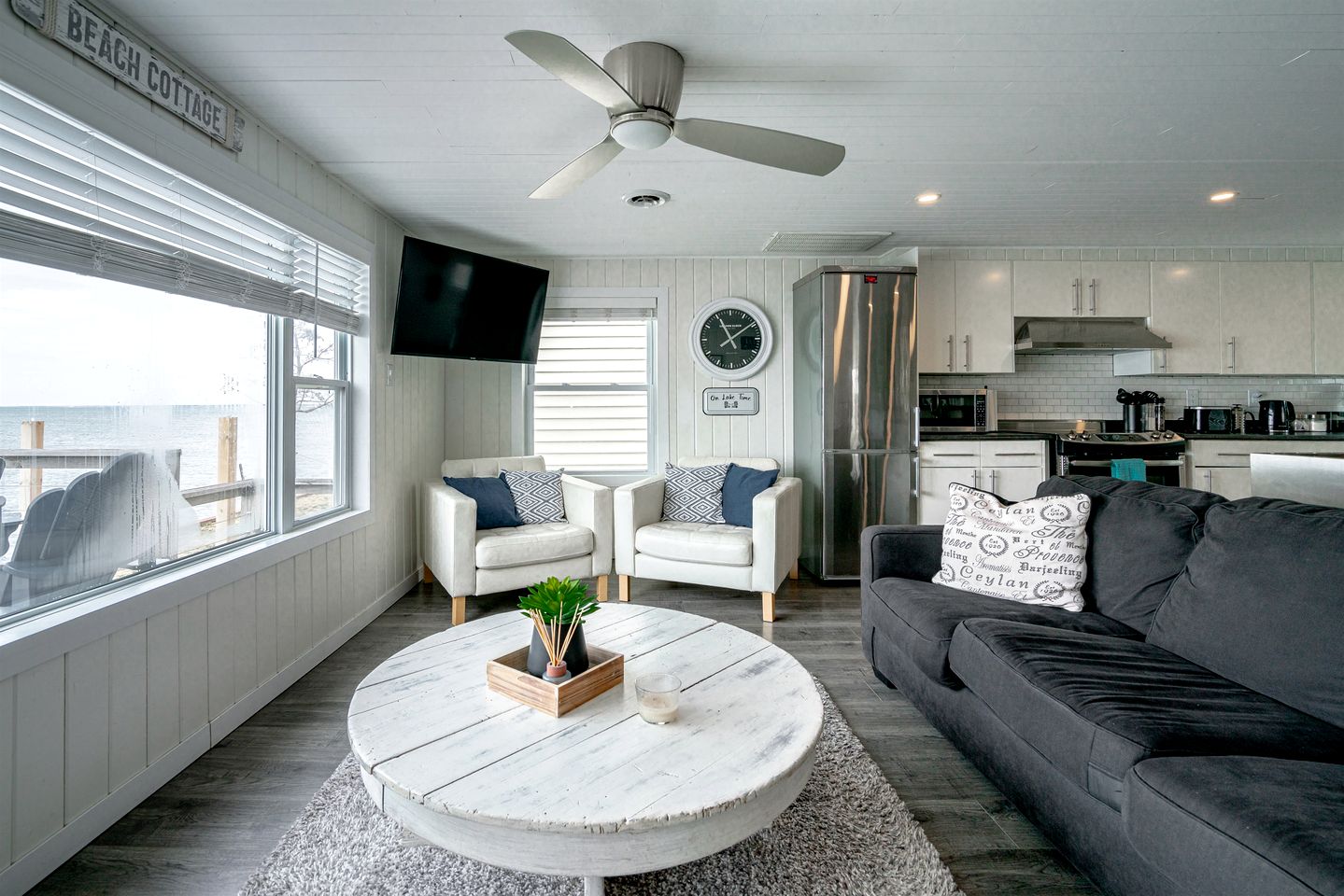 Sweet Beach Rental with Jacuzzi, Deck and Amazing Sunsets in Ontario