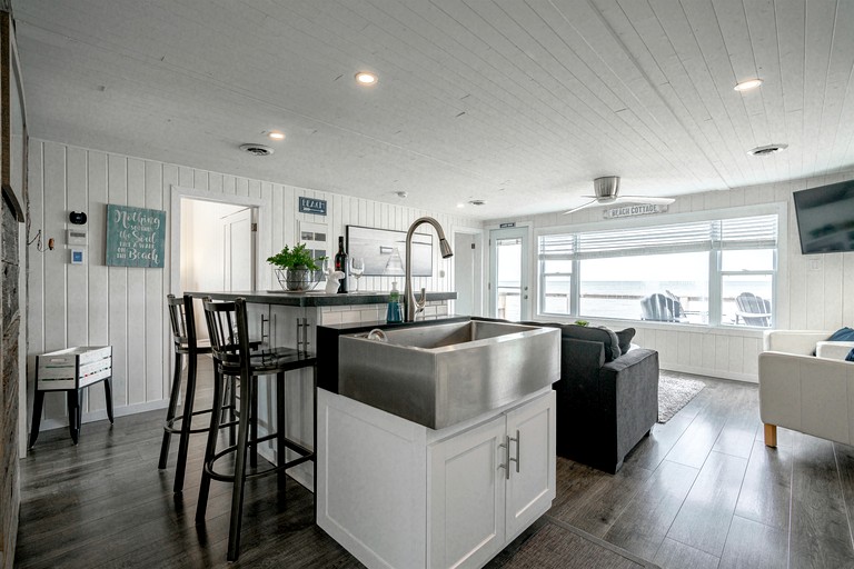 Cabins (Canada, Leamington, Ontario)