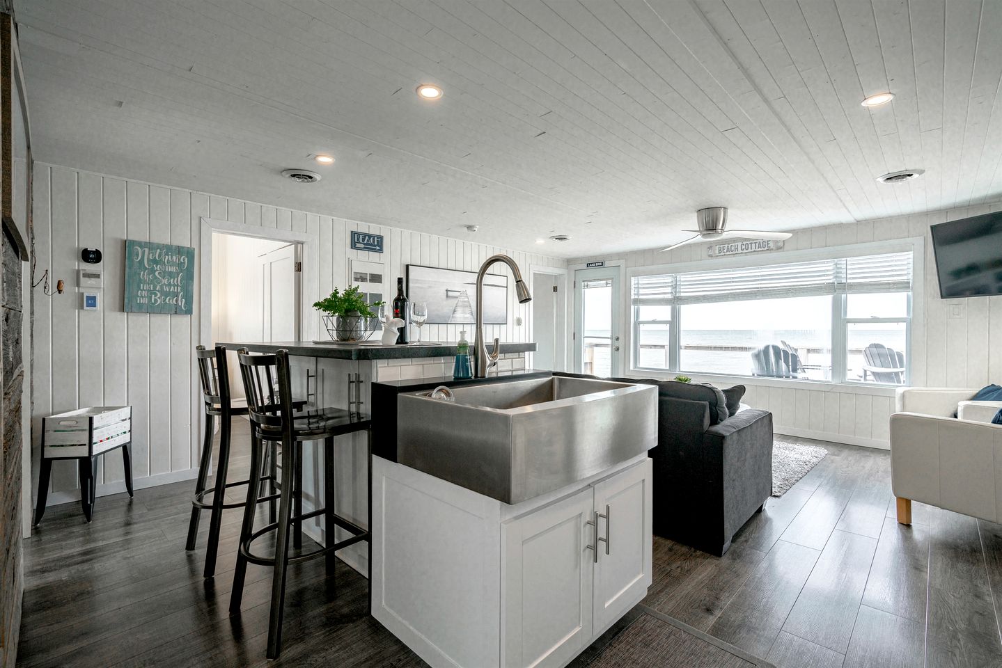 Sweet Beach Rental with Jacuzzi, Deck and Amazing Sunsets in Ontario