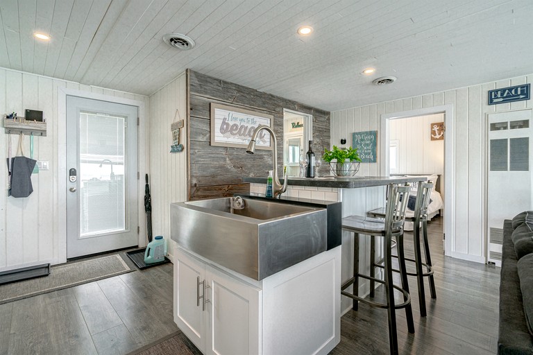 Cabins (Canada, Leamington, Ontario)