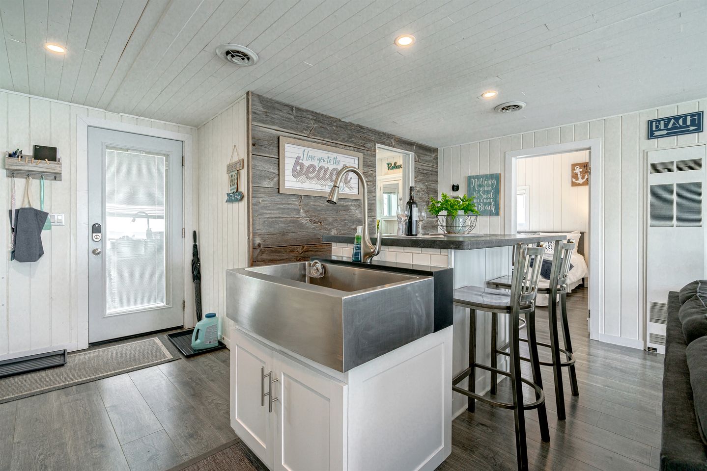 Sweet Beach Rental with Jacuzzi, Deck and Amazing Sunsets in Ontario