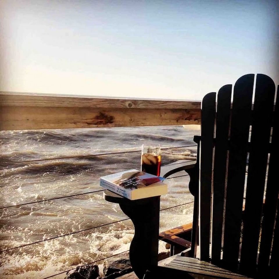 Sweet Beach Rental with Jacuzzi, Deck and Amazing Sunsets in Ontario