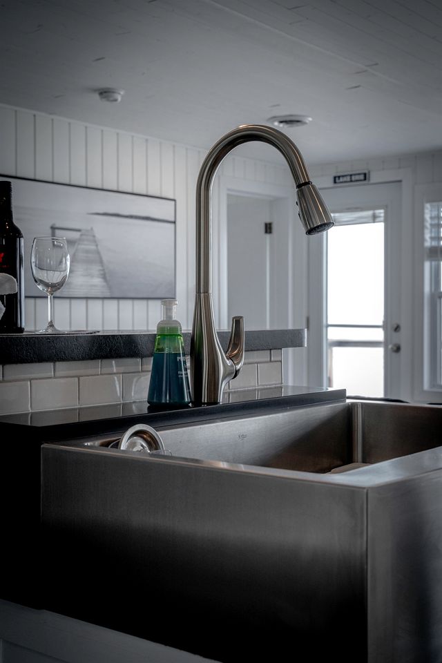 Sweet Beach Rental with Jacuzzi, Deck and Amazing Sunsets in Ontario