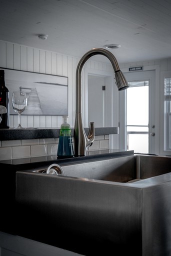 Cabins (Canada, Leamington, Ontario)