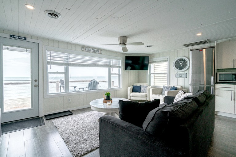 Cabins (Canada, Leamington, Ontario)