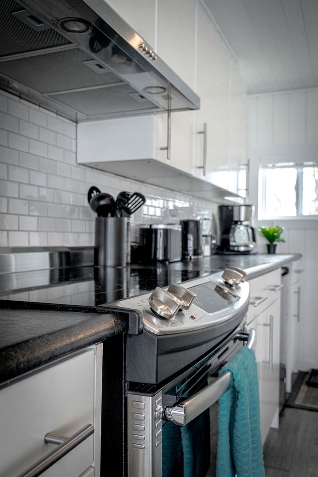 Sweet Beach Rental with Jacuzzi, Deck and Amazing Sunsets in Ontario