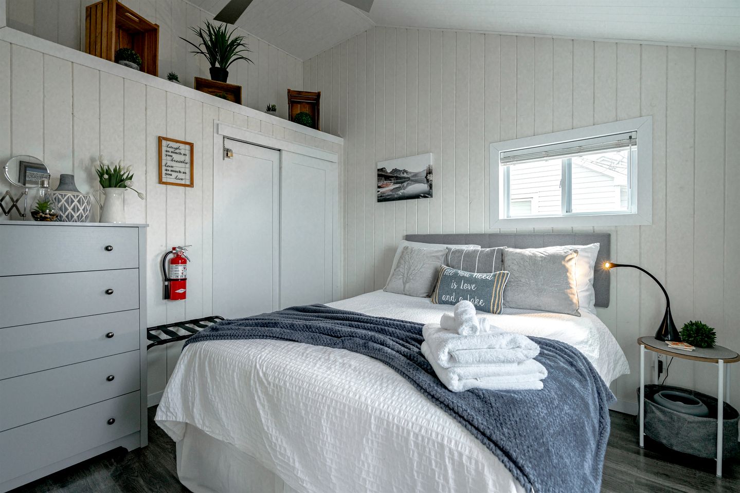 Sweet Beach Rental with Jacuzzi, Deck and Amazing Sunsets in Ontario