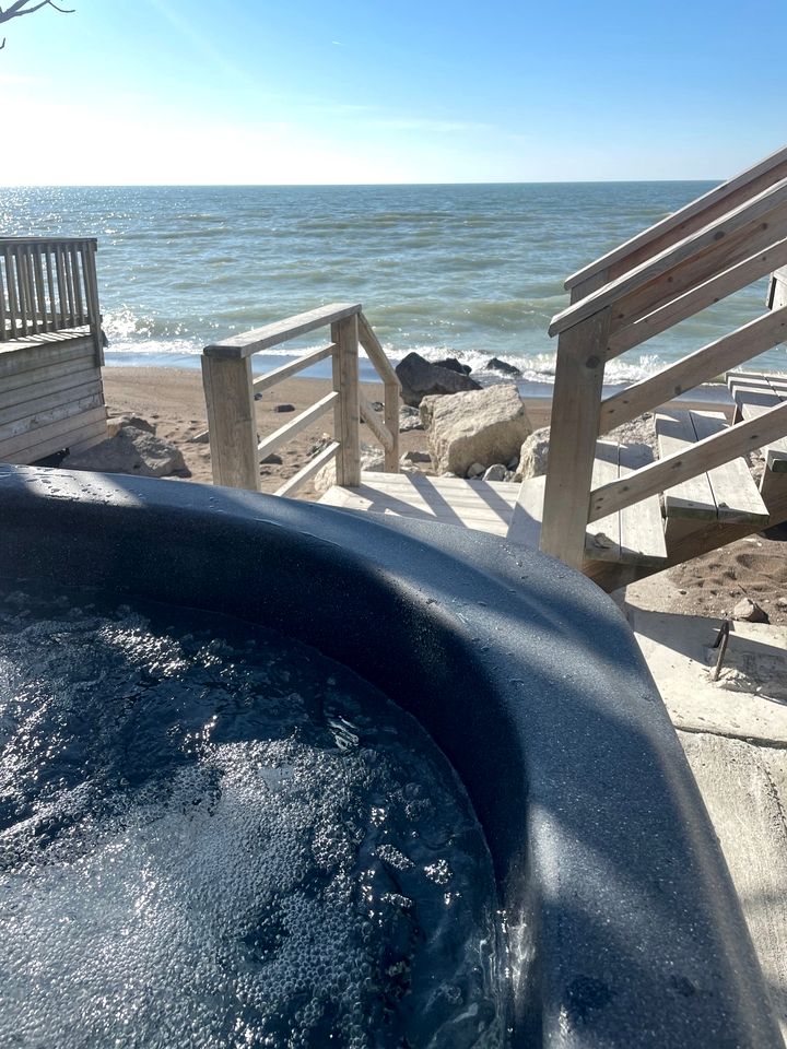 Sweet Beach Rental with Jacuzzi, Deck and Amazing Sunsets in Ontario