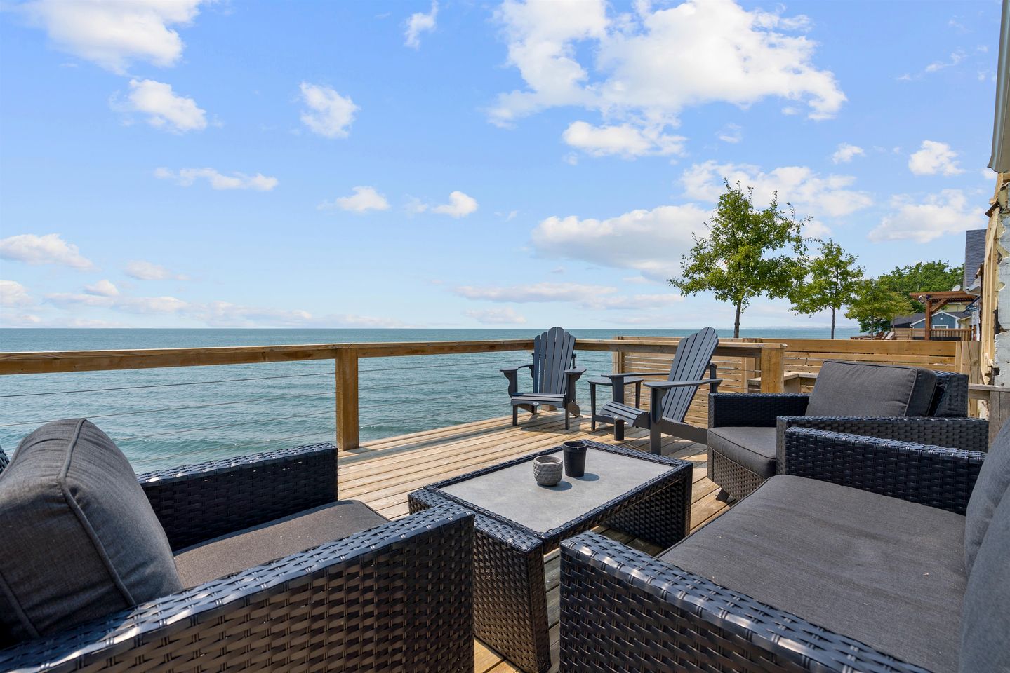 Sweet Beach Rental with Jacuzzi, Deck and Amazing Sunsets in Ontario